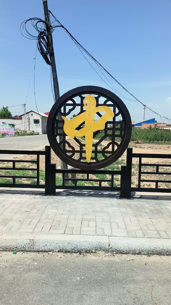 金属护栏焕新生：金年会醇酸专用汽车漆，守护安全与美观